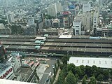 Ansicht des Bahnhofs vom Nakano Sunplaza aus (2003)