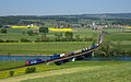 Re 482 mit Containerzug überquert die Reuss bei Oberrüti