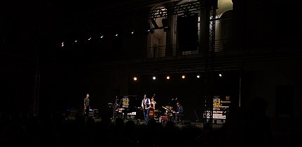 Roberto Gatto und Band auf der Bühne im Innenhof des Kastells