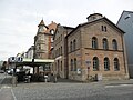 Mehrgenerationenhaus Nürnberg-Schweinau, erbaut um 1858/60 (Schweinauer Hauptstraße 31); links der Ausgang des Schweinauer U-Bahnhofs