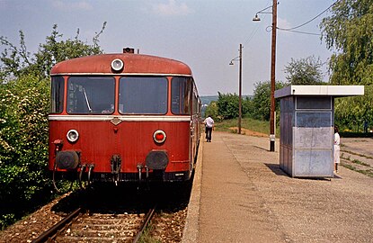 Zug am Bahnsteig (1985)