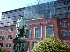 Bismarck-Denkmal und Sitz der ehemaligen Bundesbahndirektion, heute Deutsche Bank