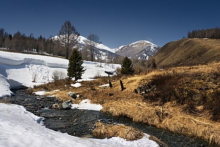 Altay dağları'nın Markakol Gölü'nün kuzeyinde Karakoba Nehri'nin kenarından görünümü (Doğu Kazakistan, Kazakistan), dağların öbür tarafında Sincan Uygur Özerk Bölgesi'ne bağlı Altay İli'nin Kaba İlçesi bulunmaktadır. (Üreten: Dmottl)