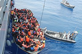 Vluchtelingen worden uit de Middenllandse Zee gered door een Iers marineschip; juni 2015.