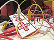 Makey Makey, ein USB-Eingabegerät: Wird einer der sechs anschließbaren selbstgebauten Stromkreise geschlossen, gilt das als Tastendruck.