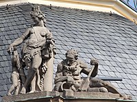 Links: 33. Justitia (Gerechtigkeit) – Putte, Liktorenbündel, Turmkrone, Eichenkranz, Stele mit Fell des Nemeischen Löwen.