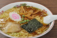 Bowl of ramen dengan hiasan naromanaki