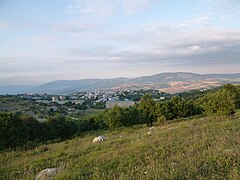 Schuschi/Şuşa, historisch bedeutsame und ehemals zweitgrößte Stadt der Autonomen Oblast, verlor bis 1994 vier Fünftel seiner 1989 vorwiegend aserbaidschanischen Einwohner und fiel 2020 wieder an Aserbaidschan.