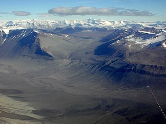 Blick vom Wright Valley auf die Clare Range (Hintergrund)