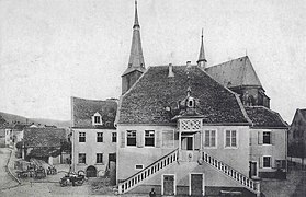 In der Halle im Erdgeschoss standen einst Feuerspritzen zur Brandbekämpfung bereit (um 1905)