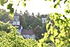 Der Bergener Ortsteil Geyern mit Kirche, sowie gleichnamiges Schloss im Hintergrund