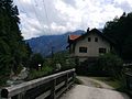 Der Gießenbach bei Oberau. Rechts ein ehemaliges Turbinenhaus.