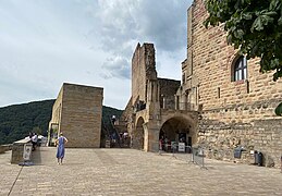 Schloss von Südosten mit Restaurantgebäude links