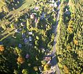 Die I/9 führt am Ende des Gebirgspasses durch die Siedlung Lesné