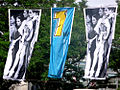 Pina Bausch-Szenenbild auf Fahnen in Wuppertal