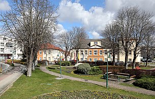 Hauptplatz mit Park und Rathaus von Sollenau