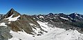 Blick von der Aussichtsplattform nach Norden (Stubaier Wildspitze, Schrankogel, Ruderhofspitze, darunter der Schaufelferner)