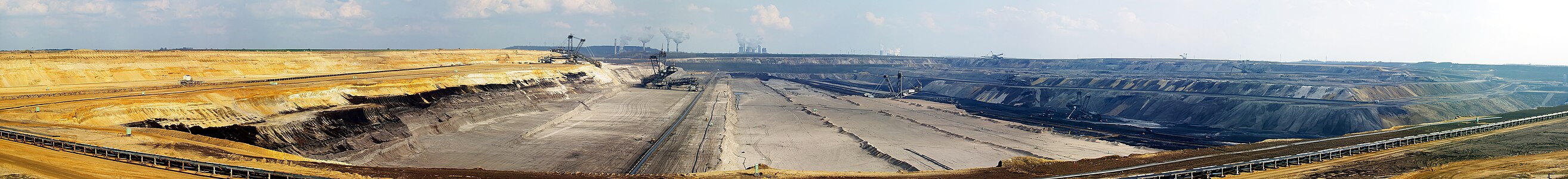 Garzweiler Maden Ocağı, açık ocak madenciliği şeklinde çalışan bir linyit madenidir. (Üreten:Raymond)