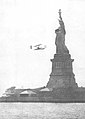 Wilbur Wright fliegt mit seinem Flugzeug um die Freiheitsstatue