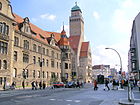 Karl-Marx-Straße mit Amtsgericht und Rathaus