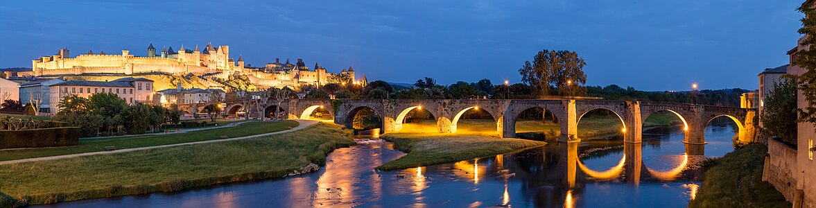 Carcassonne'nun kale şehri (ville haute: yukarı şehir) ve Vieux Pont (eski köprü). (Aude, Languedoc-Roussillon, Fransa). (Üreten: Benh)