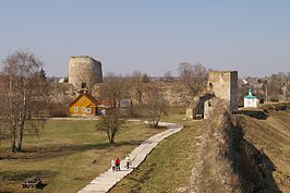 Gezicht op een deel van de binnenzijde van het fort