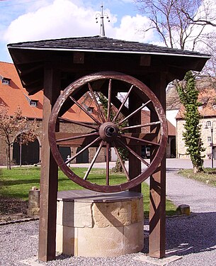 Mittelalterlicher Brunnen inmitten des Herrenhofs