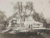 Huize Nippon, Leiden/Leiderdorp (afgebroken in 1896). Voor het huis staan Von Siebold en zijn vrouw Helena von Gagern