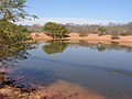 Klein stuwmeer met aarden dam ten zuiden van Charagua in Bolivia