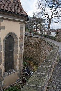 Die heutige Stützmauer des Unteren Walls wurde nachträglich um den Chor herumgebaut