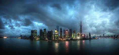 Şangay, Çin'deki en büyük ve dünyanın en büyük şehirlerinden biridir ve dünyanın en yoğun konteyner limanına sahip küresel bir finans merkezi ve ulaşım merkezidir.