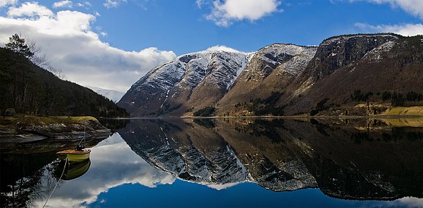 Norveç'teki Ulvik Fiyordu'nun ve arkasındaki dağların panoramik manzarası.(Üreten:Aqwis)