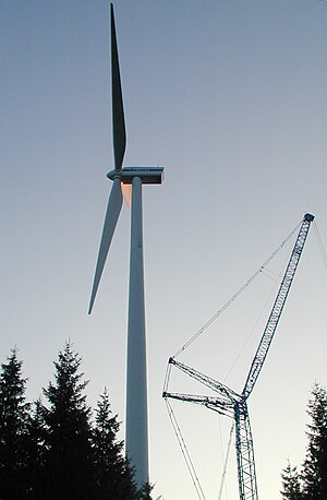 Die erste Windkraftanlage "Schneewittchen" unmittelbar nach der Errichtung im August 2003.