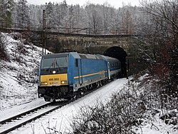 A 2-es Traxx a Dráva InterCity-vel halad Pécs felé az abaligeti alagútnál.