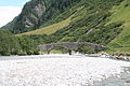 Flussbett westlich der Brücke