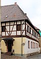 Ehemaliges Gasthaus, heute Wohnhaus, in offener Bebauung, mit Einfriedung und Pforte