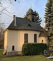 Friedhofskapelle, zwei klassizistische Grabmale sowie Grabsteine Weller, Bitterlich, Leyn, Flechsig und Holzkreuze Werner, Auerswald auf dem Friedhof