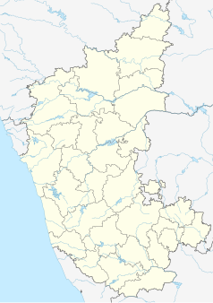 Mapa konturowa Karnataki, blisko centrum u góry znajduje się punkt z opisem „Ajholeಐಹೊಳ”