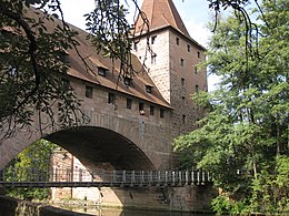 Nürnberg, Bogenbrücke und Kettensteg (Prinzip Ketten­brücke) über die Pegnitz