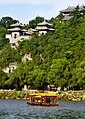 Xiangshan-Kloster und Touristenboot am Yi