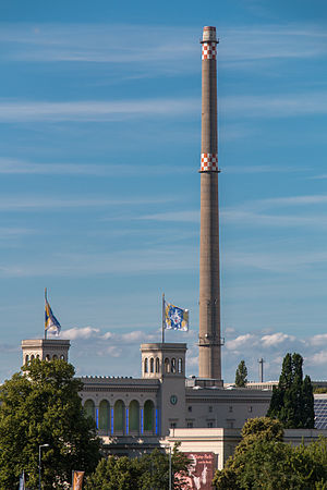 Der Schornstein des Heizwerks Scharnhorststraße von Berlin Hauptbahnhof aus gesehen.