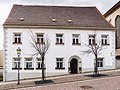 Pfarrhaus in ehemals geschlossener Bebauung und in Ecklage, ehemalige Stadtschreiberei