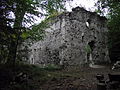 Ruine eines Pauliner-Klosters, östlich der Stadt im Wald gelegen