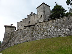 Ostseite mit Wehrmauer, Wehrturm, Kernburg und Bergfried