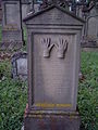 Segnende Hände auf einem jüdischen Grabstein