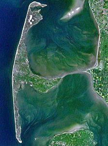 Die Kormoraninsel ist am unteren Bildrand des Landsat-Bildes zwischen Sylt und Föhr als heller Fleck zu erkennen.