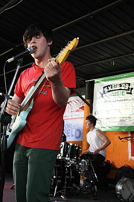 Wavves tijdens een optreden in 2009, met Nathan Williams links en Ryan Ulsh rechts