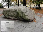 Findling mit Infotafel auf dem Marktplatz Weißwasser