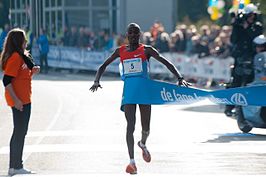 Chumba passeert de finish van de marathon van Eindhoven in 2012.