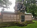 Kanone auf einem Denkmal im Nordfriedhof von München